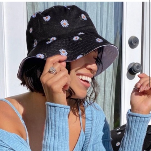 Alice and Olivia Reversible bucket hat 🌸 - Picture 1 of 5